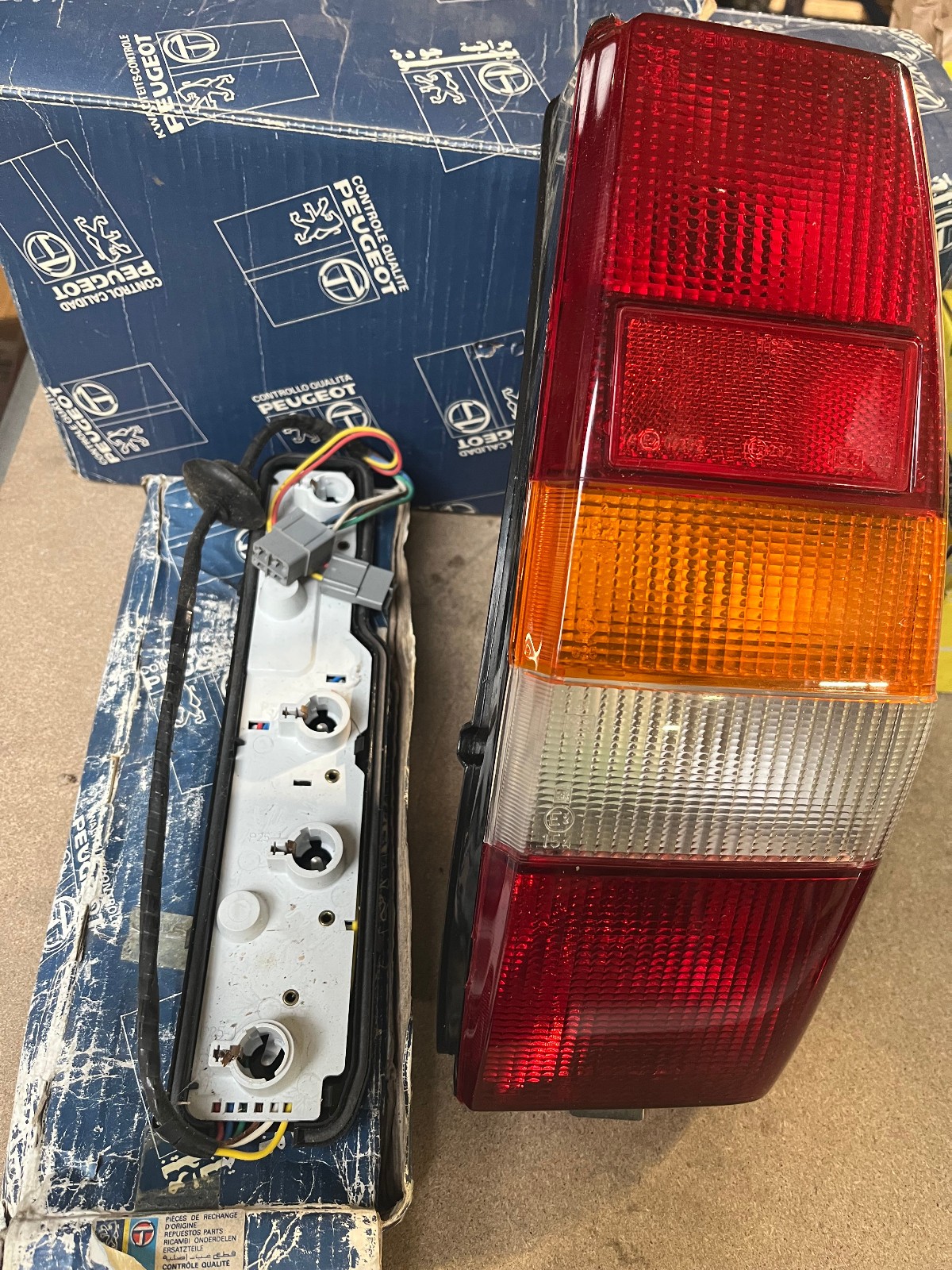 Feu arriere droit Valeo 083533 neuf avec porte-lampes pour Peugeot 305 Break