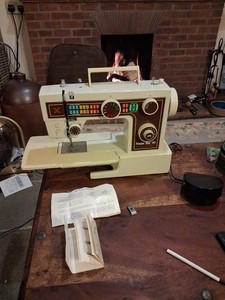 Frister und rossmann Star 110 Mark 2 Nähmaschine mit Fußpedal & Abdeckung