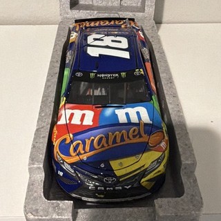 Lionel Elite NASCAR Kyle Busch #18 M&M's Caramel 2017 Toyota Camry 1:24 LE