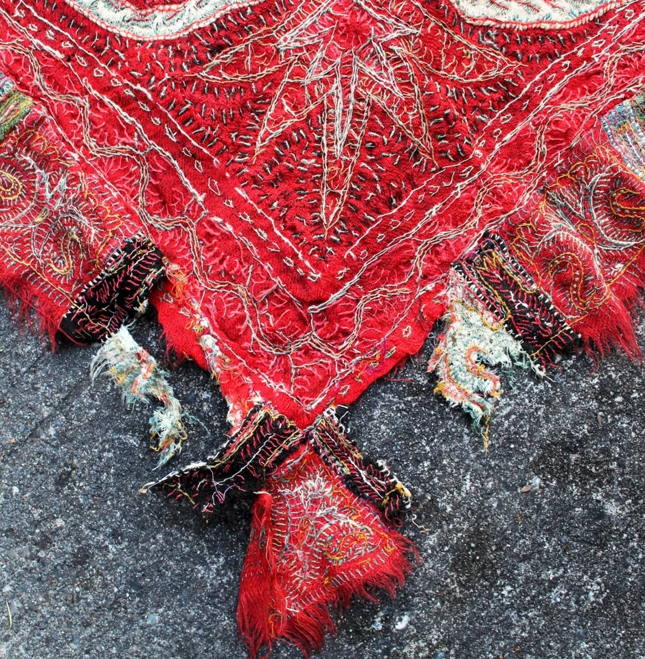 Antiguo chal de cachemira indio de lana bordado a mano 66" x 66" c. 1890 Foto 4 de 4