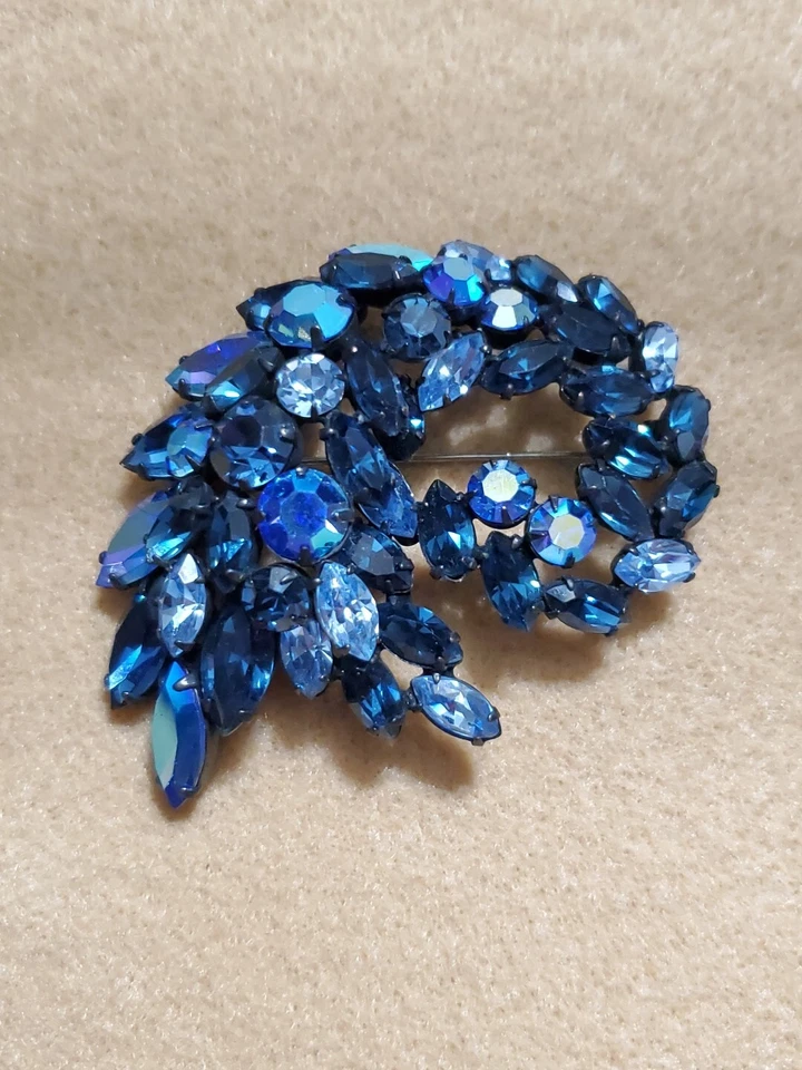 Broche grande vintage de diamantes de imitación azul firmado por Regency Jewels