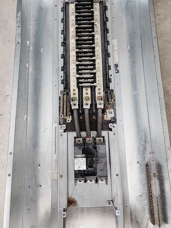 PANEL CUADRADO D 208Y/120V PRINCIPAL TRIFÁSICO 4 HILOS CON TRIPAS Y RECINTO SIN PUERTA Foto 4 de 4