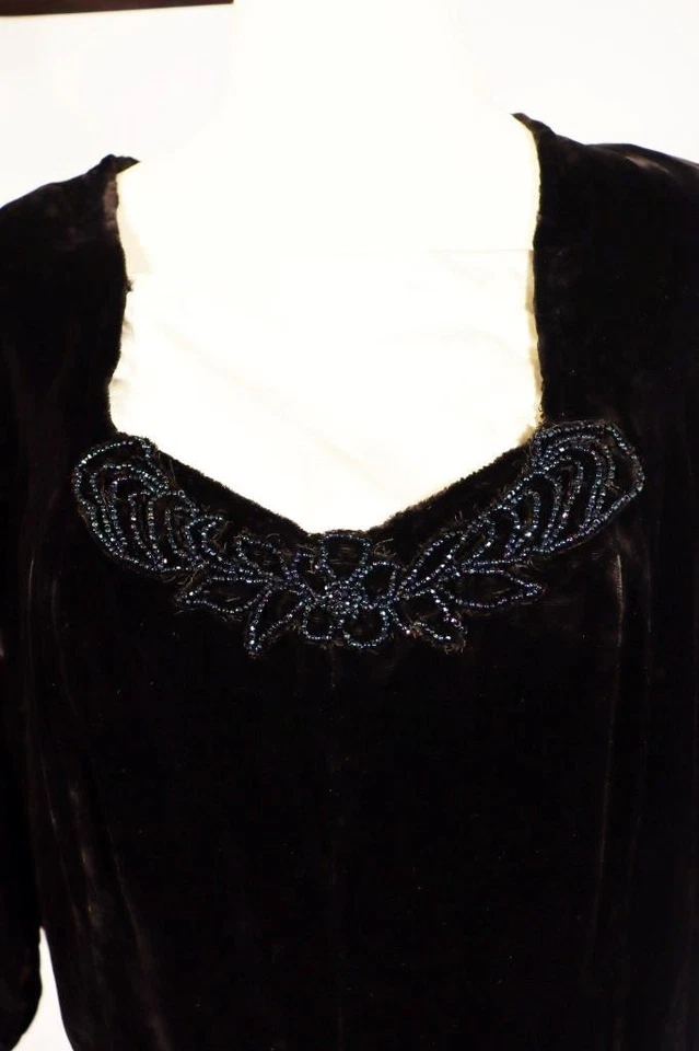 Robe Vintage Années 1940 En Velours De Soie Noir Brodé Plus Size 20-22 - Photo 2/4