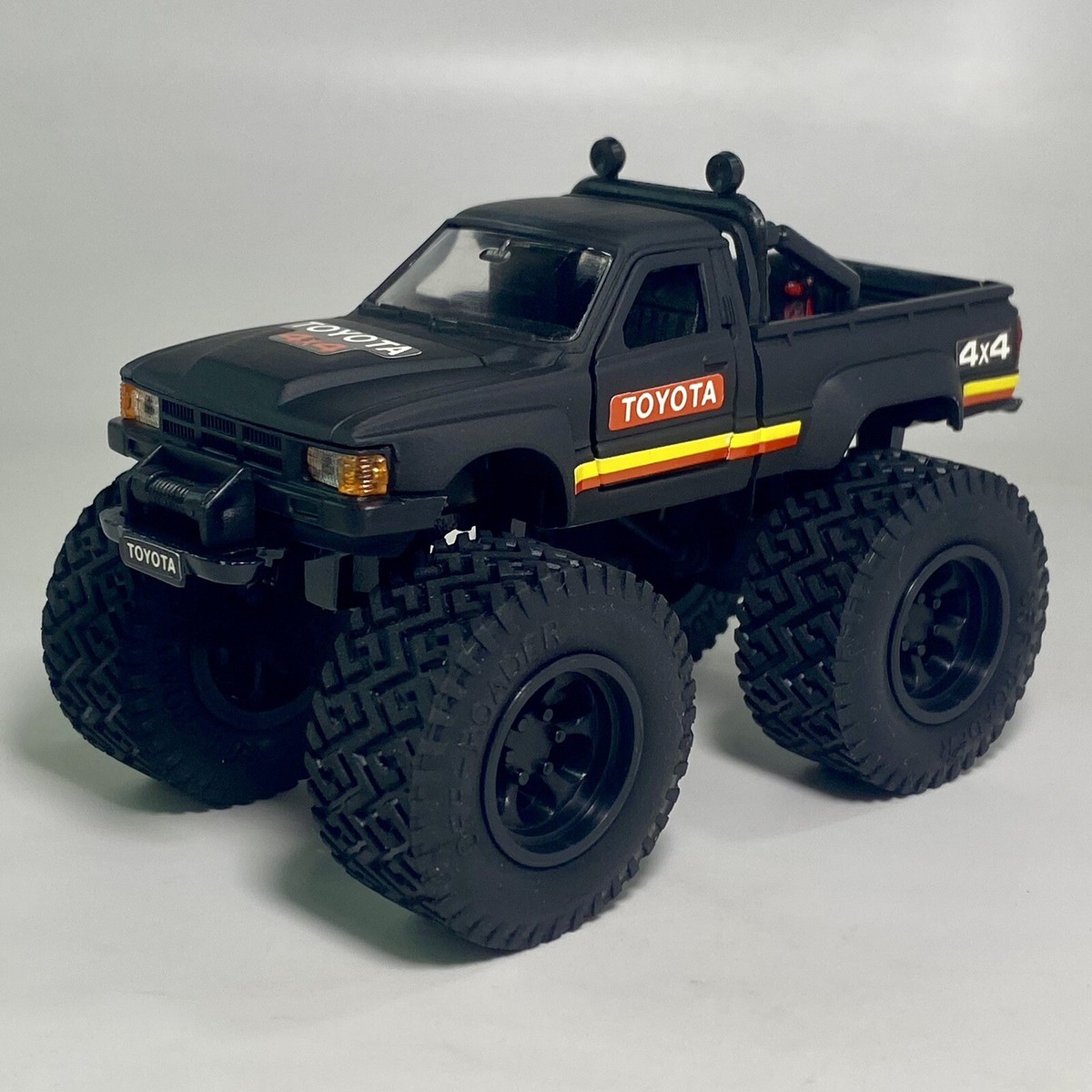 Toyota Hilux 4WD Big Tyre Diapet Yonezawa T-66 1/40 Diecast Pickup