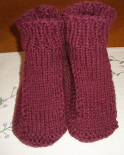 HAND KNITTED WOMAN DORM BOOTS "CUTE" SIZE SMALL 6 7 1/2 NEW