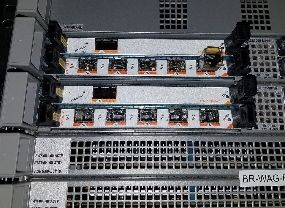 Router de agregación Cisco ASR1006 con 2x SPA-5X1GE-V2 2x SPA 1X10GE L V2 SPA-4XT3 Foto 2 de 4