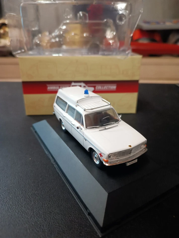 Ambulance Collection : VOLVO 145 express 1969 croix rouge IXO 1/43 - Photo 3/4