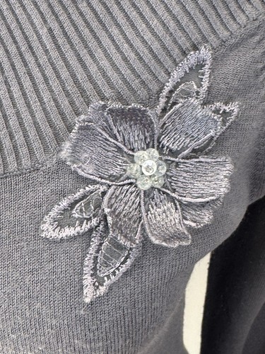 Attention Women’s Medium Round Neck Gray Pullover Sweater Long Sleeve Floral Acc - Picture 2 of 19