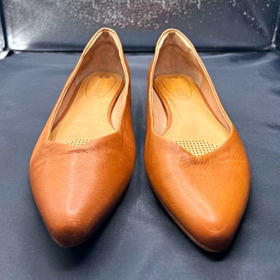 Corso Como Women s Pointed Toe Flats Size 7.5 M Cognac Tan Brown Dress Shoes