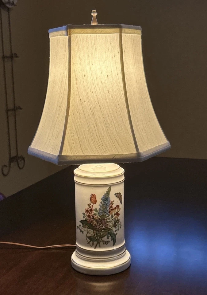 Lámpara de mesa vintage de porcelana con pantalla de tela en forma de campana base de diseño floral Foto 2 de 4