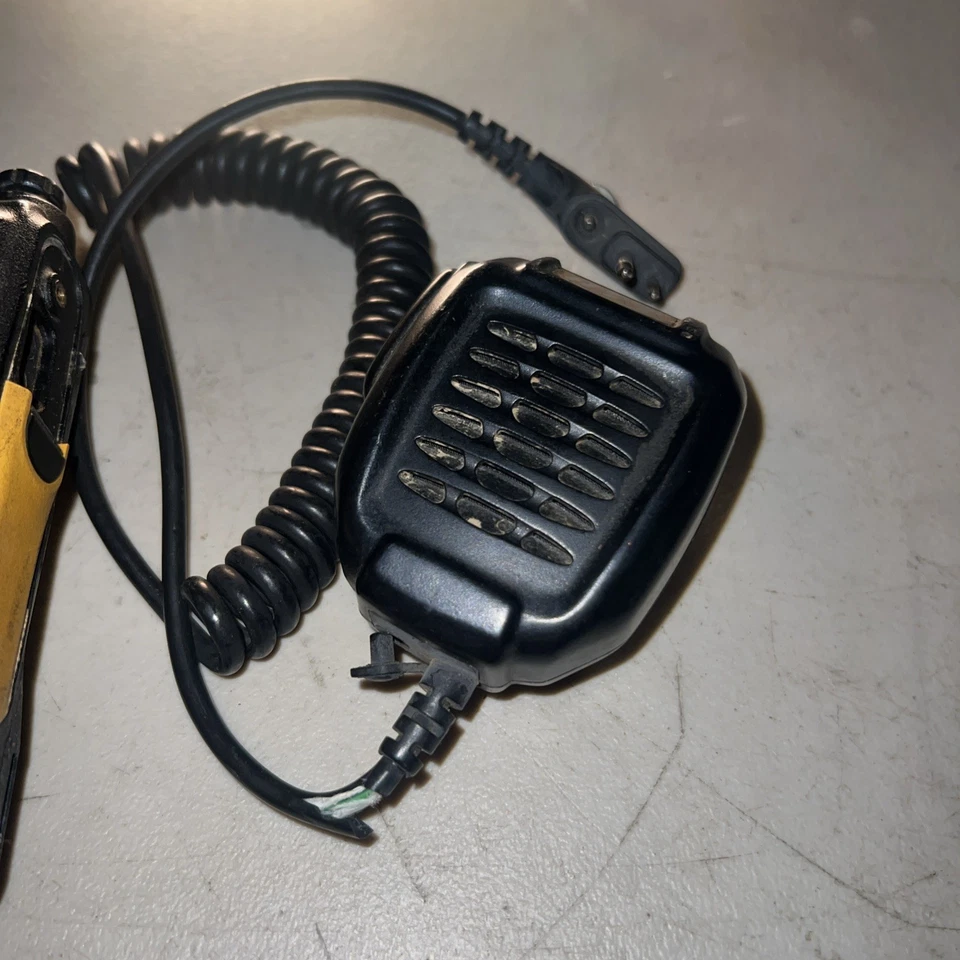 HYT TC-610 TC610 VHF 5W 16 Channel Two Way Radio w/Batt And mic - Image 2 of 3