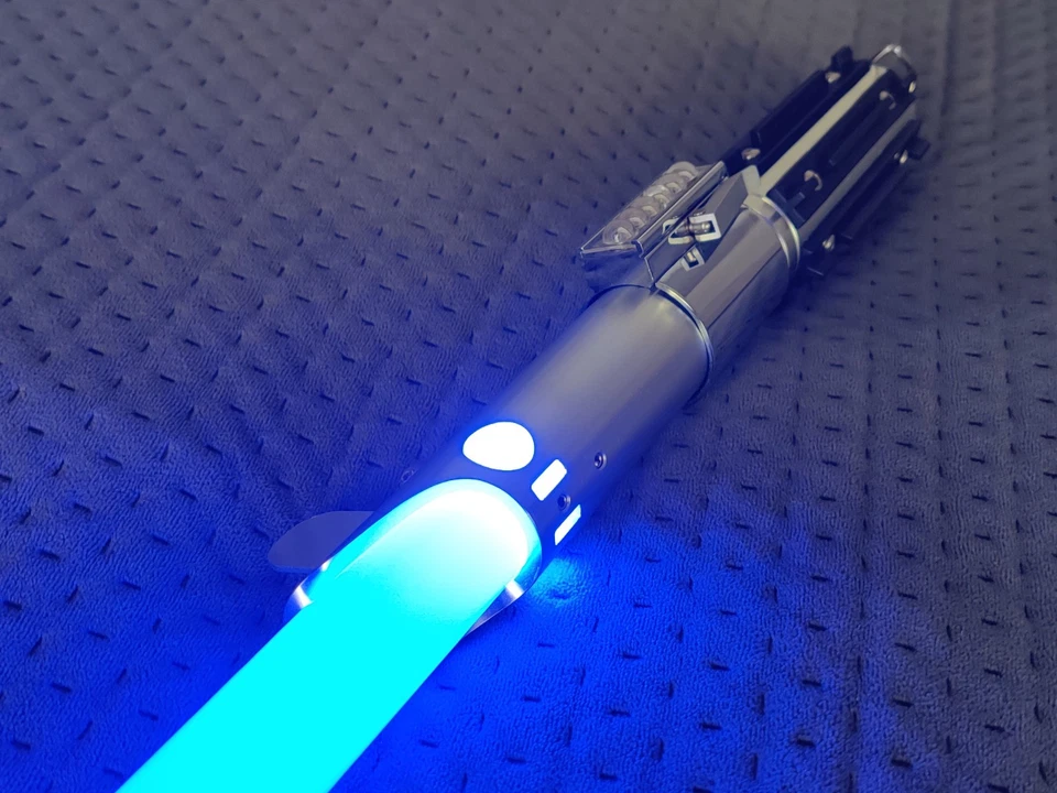 Sabre laser star wars RGB Skywalker, lame + boite de transport + 2 batteries - Photo 4/4