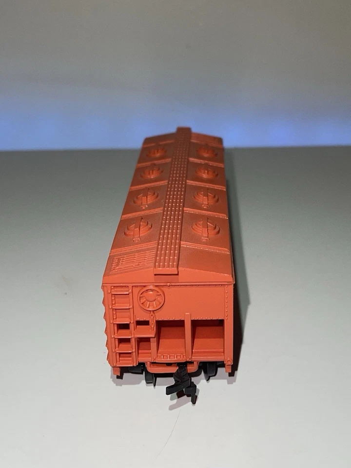 Model Power HO Scale 36' 2 Bay Covered Hopper — Granite Rock 1001 - Image 2 of 4