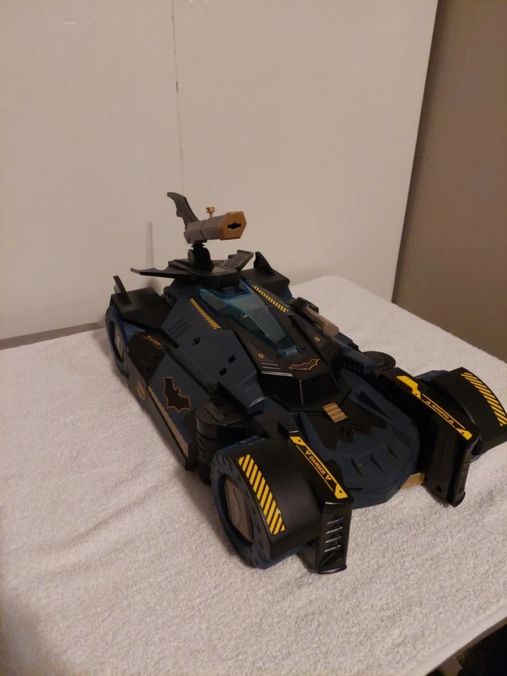 DC Comics Batman Ultimate Transforming Batimóvil to BatCave Luces Sonido 16” Foto 2 de 4