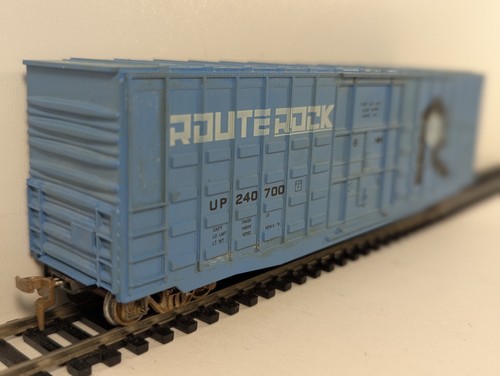 Roundhouse Spur HO 50ft Waffel Boxcar UP 24700 Rock Island (Union Pacific) | Condition: Used