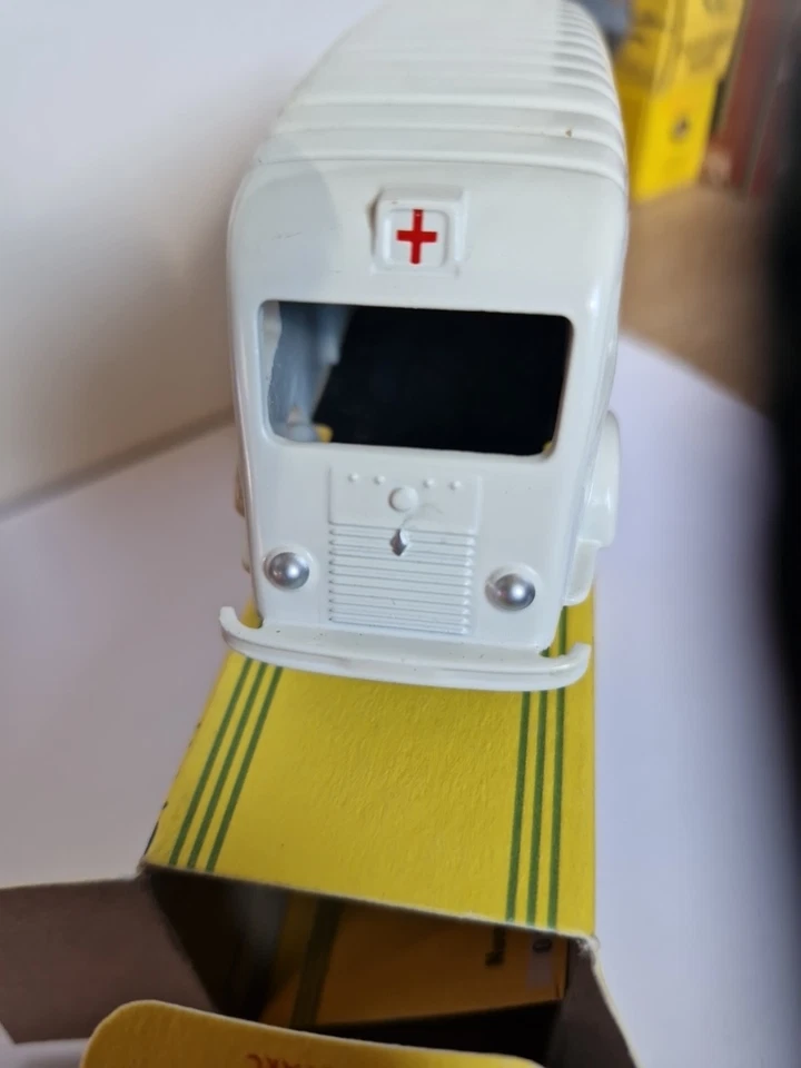 CIJ  1/43 - RENAULT 1000KG AMBULANCE MUNICIPALE - série limitée Redition  - Photo 3/4
