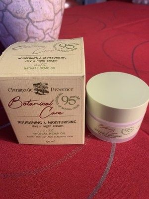 Pflegende und feuchtigkeitsspendende Creme, sie gibt ein Gefühl von Frische
