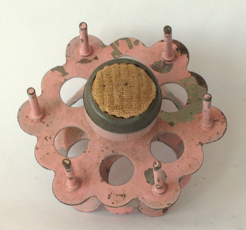 ANTIQUE METAL SEWING SPOOL HOLDER PIN CUSHION QUILT MILLINARY FABRIC NEEDLEWORK - Picture 4 of 6