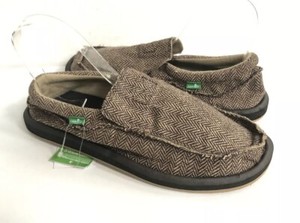 famous footwear sanuk