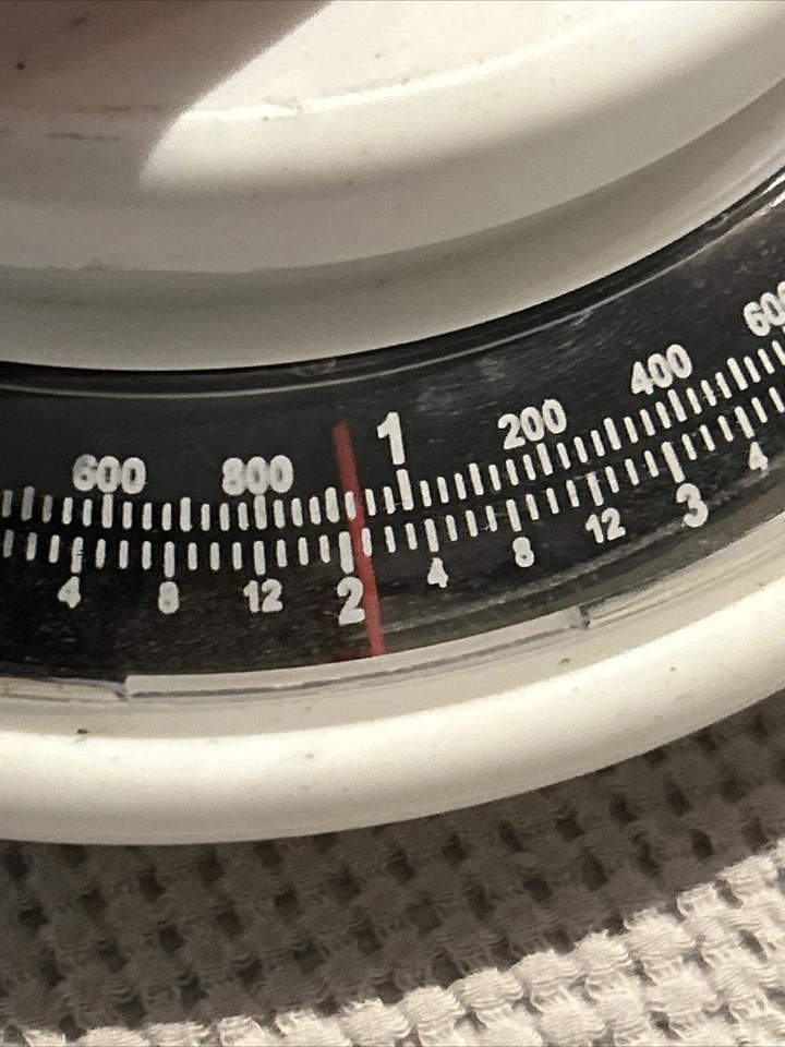 Escala Ekco. Pesa hasta 5 libras. Tiene juegos de tazas encima para poner cosas. Foto 3 de 4