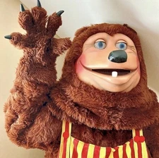 ⭐️ Showbiz Pizza Billy Bob Walking Suit McDonald’s Statue Arcade