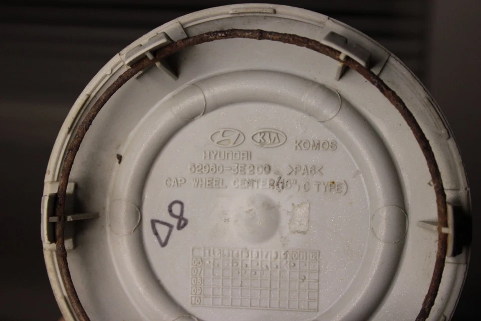 Tapacubos central de rueda Kia Sorento Sedona 2007-2009 52960-3E200 pintado en plata Foto 3 de 3