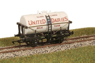 OO 4 Wheel 10 ft Milk Tank Wagon Kit Parkside PC91