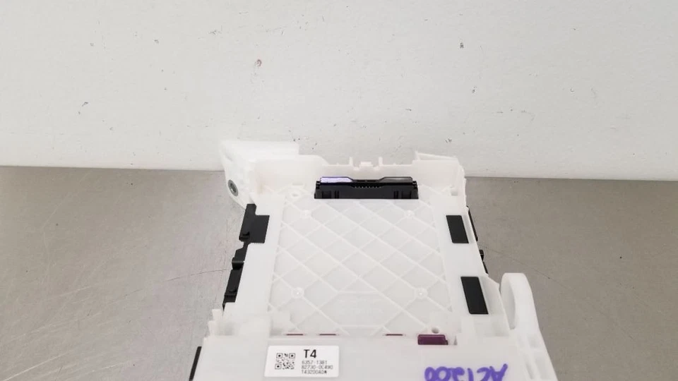 24 BLOQUE DE CONEXIONES DISTRIBUCIÓN DE ENERGÍA TOYOTA TUNDRA 827300C490 Foto 3 de 4