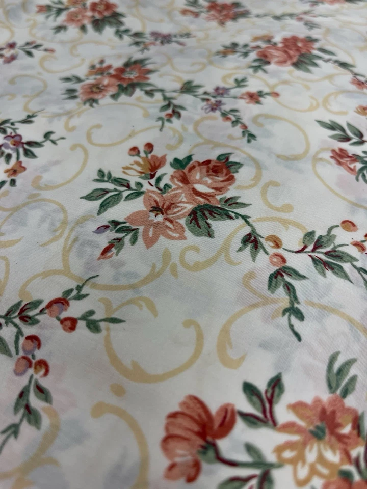 Tecido de algodão floral vintage Joan Kessler Concord pergaminhos de rosas EUA - Imagem 3 de 4
