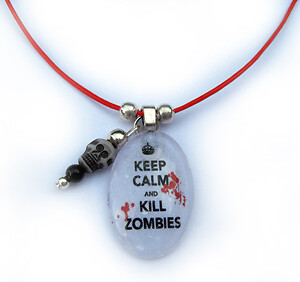 Ręcznie robiony naszyjnik "Keep Calm & Kill Zombies" szklany owalny charm z czerwonymi stringami. - Zdjęcie 1 z 1