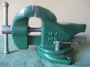 Vintage Old Bench Vise Vice M V No 3 Anvil Swivel 16lb