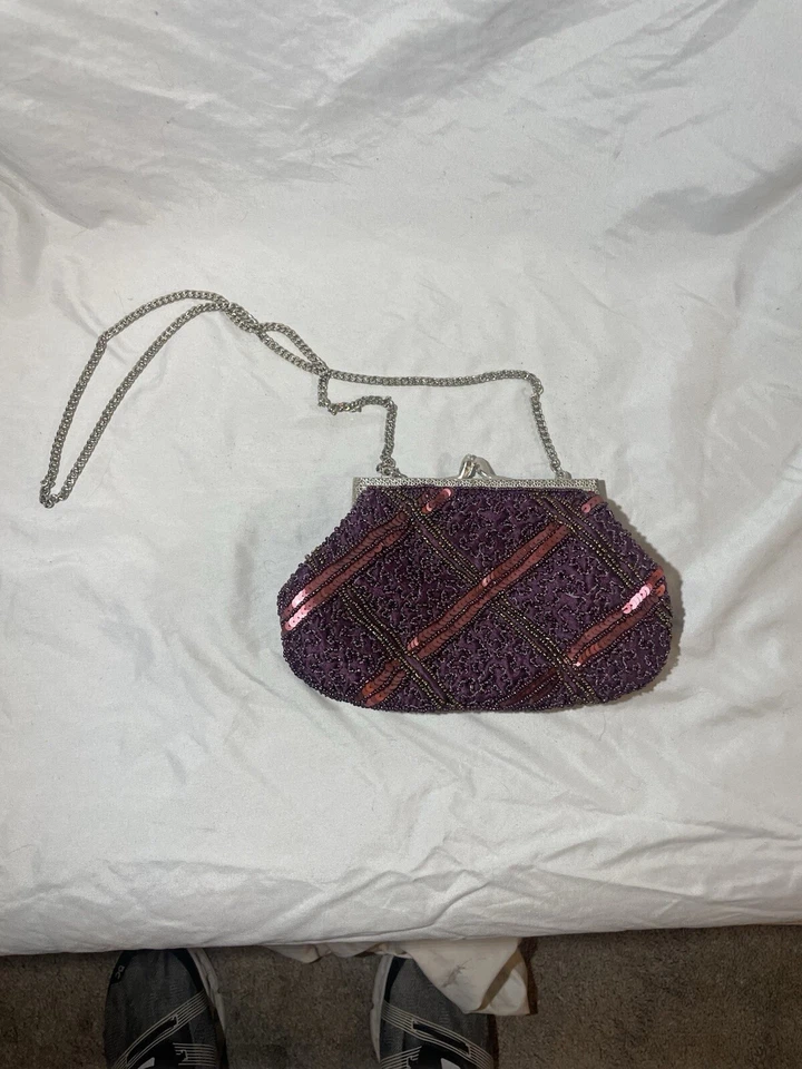Cartera sin asas K C Malhan con cuentas de lentejuelas cierre a presión púrpura con herrajes plateados Foto 2 de 4