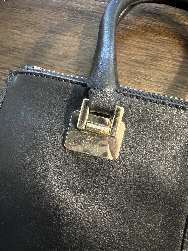 Trina Turk Mujer Negro Bolso de Mano Cartera Asas de Cuero Falta Correa Bandolera Foto 3 de 4