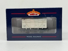 Bachmann 38-191A 10 ton insulated van in BR white livery B872112 BOXED NEW