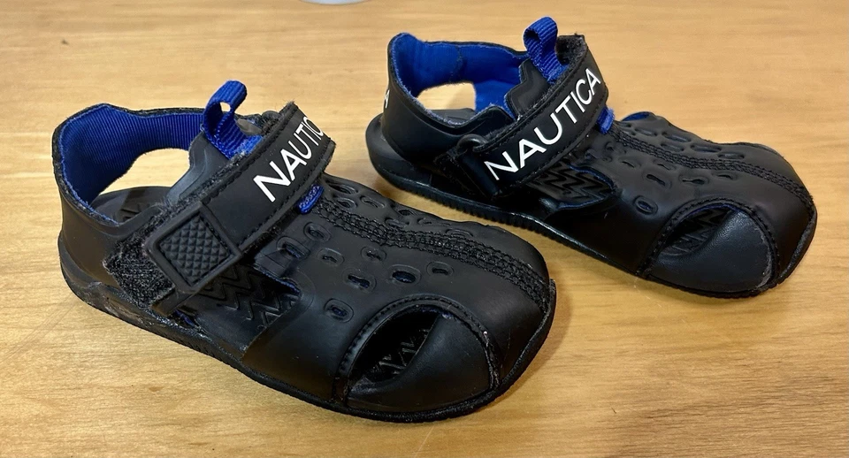 Сандалии для воды с закрытым носком для малышей Nautica Pearl 3 черные размер 7 - Изображение 2 из 3