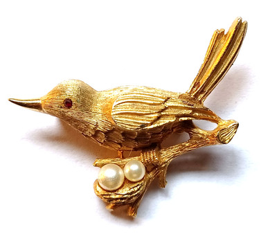 Vintage Signed JJ Gold Tone Bird & Faux Pearls in Nest Brooch