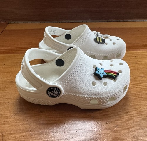 Crocs Kinder Clog Gr. C 7 weiß mit Charms Little Kids