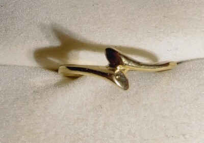 10k Solid gold bypass ring  size 6.5 ((296))