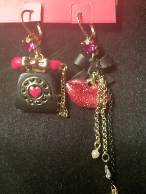 Goth Earrings Betsey Johnson Sugar Skull Rose Rhinestone  Rare Vintage Betsey Johnson Film Noir Rhinestone Studded Skull Earrings display picture 1