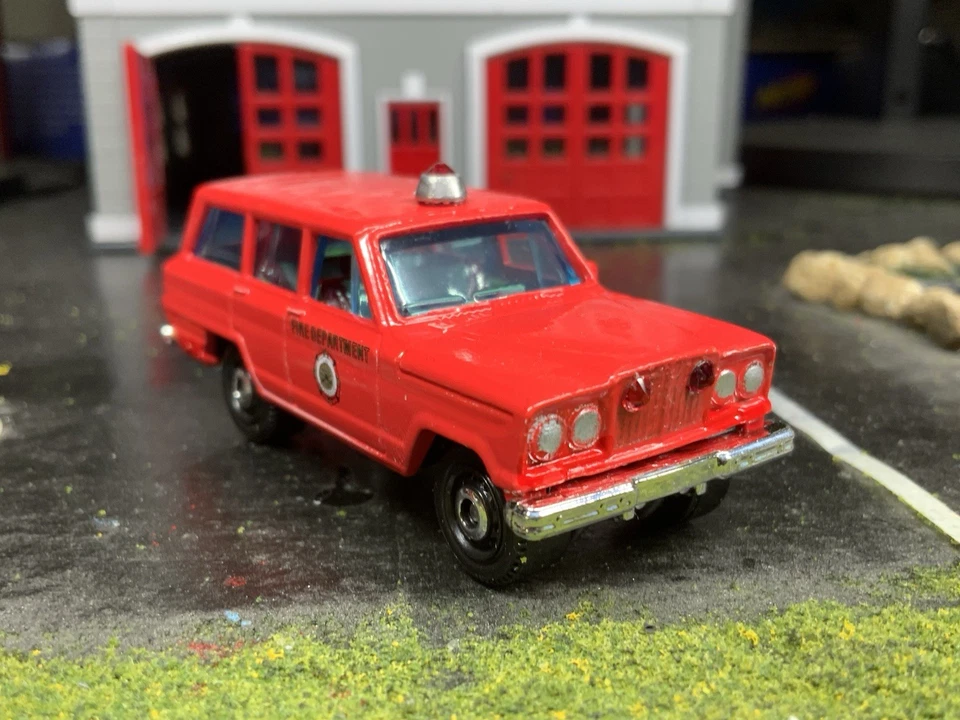 Matchbox 2024 1964 Customized Fire Chief Jeep Wagoneer 38/100 - Image 3 of 4