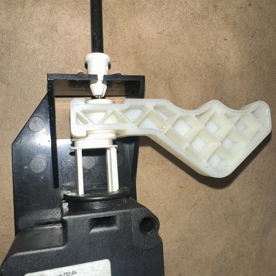 Atuador de liberação de tampa de enchimento de combustível Mini Cooper 4308333 fabricante de equipamento original 2002-2006 - Imagem 4 de 4