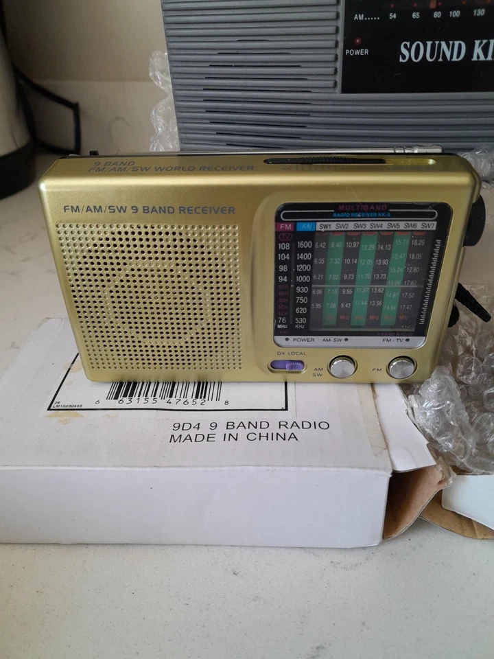 Large 10 Pc NEW IN BOX Multi Band Radios FM SW MW Siren Flashlight Alarm Radios - Image 4 of 4