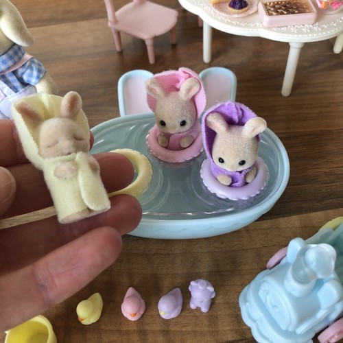 Sylvanian Families Flora Kaninchenfamilie + Immergrünmilch Kaninchen Drillinge + Futter - Bild 11 von 24