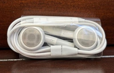 Authentic OEM Apple Ipod & Iphone Original Wired Earbuds Volume Control, Mic NEW