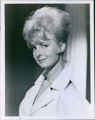 News Lovely Blonde Actress With Perky Beehive Hairdo & Bangs Tv 7X9 Press Photo