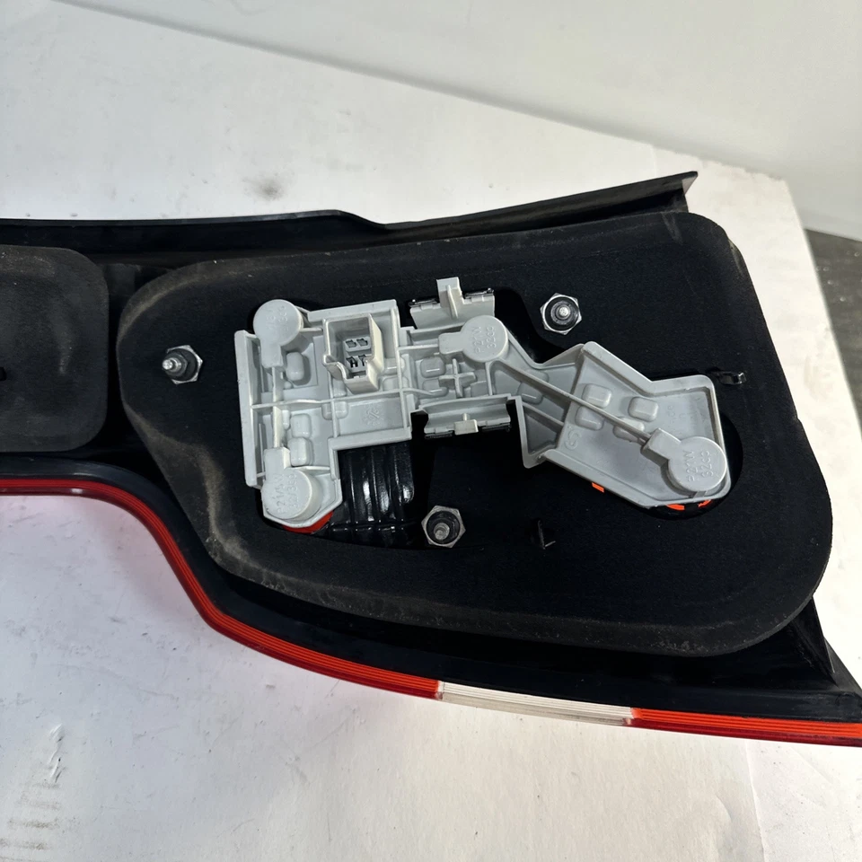 2005 VOLVO V50 REAR TAIL LIGHT RIGHT 30698921 D2 - Изображение 4 из 4