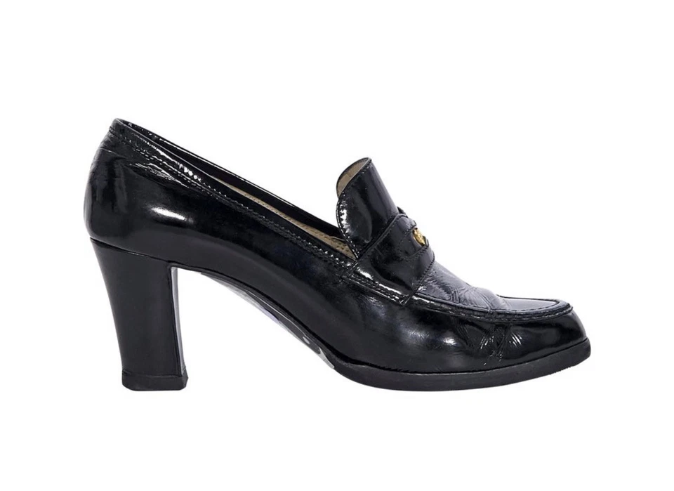 Tacones vintage Chanel charol negro con moneda de oro talla 37 Foto 2 de 4