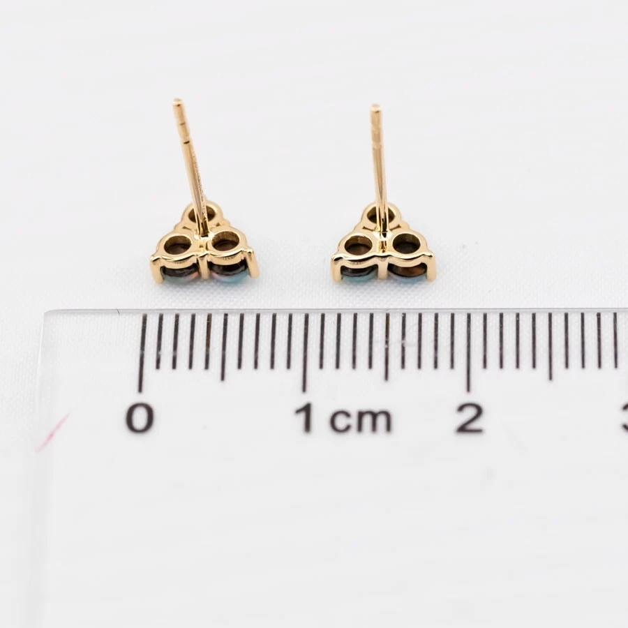 Aretes minimalistas de tres piedras de ópalo doblete australiano de oro amarillo de 14K Foto 4 de 4