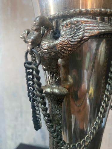 Jarrón trompeta sobre soporte neoclásico plateado cisnes cadenas ornamentado - Imagen 6 de 8