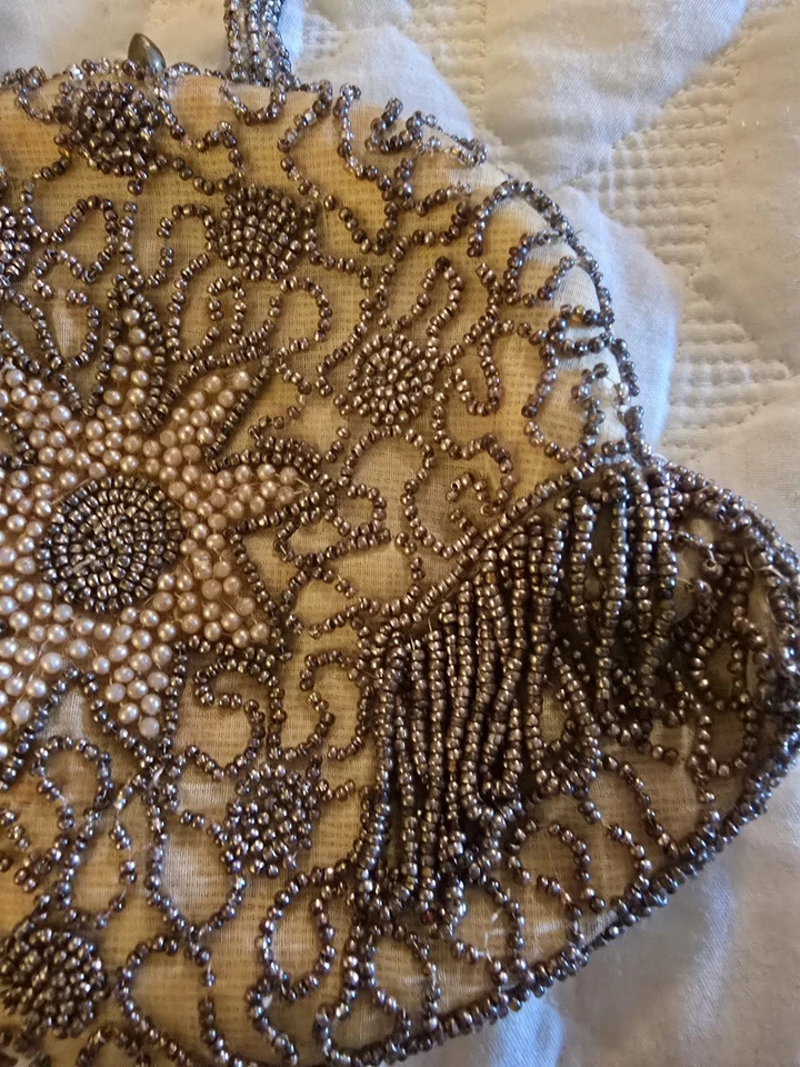 Cartera Bélgica de 1920 con cuentas a mano con asa con cuentas, broche de metal, bisagras, cuentas adicionales Foto 3 de 4